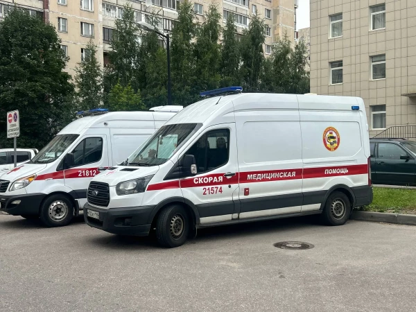 Пострадавшую женщину вызволили из квартирного пожара на улице Демьяна Бедного