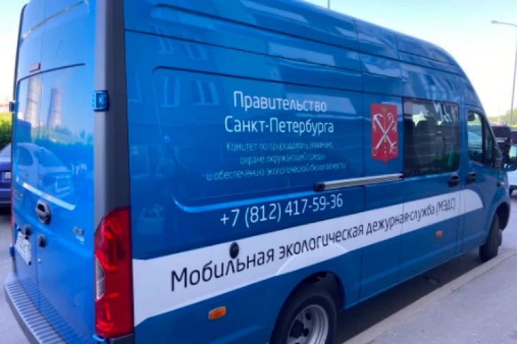 Место массового ДТП на Невском, где пострадал декан РГПУ им. Герцена, усыпано осколками: фоторепортаж