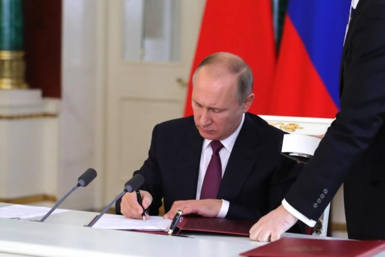 Путин подписал закон о запрете списывать деньги с отвязанной банковской карты