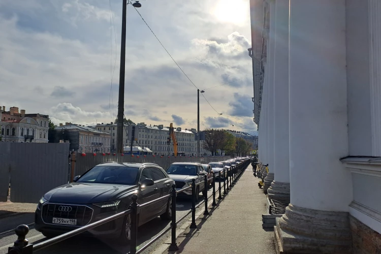 Пожарные и скорая у театра: что происходит на набережной сегодня