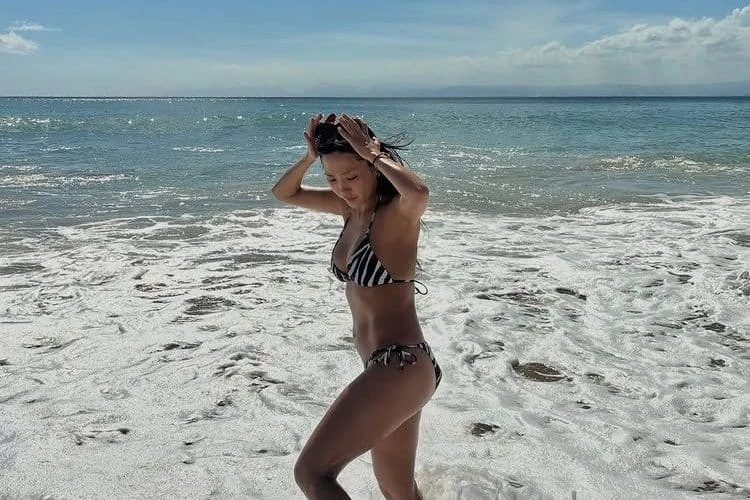 Honey J показала фото с отпуска на Бали: Идеальная фигура в бикини, виды моря и трогательные фото с дочерью