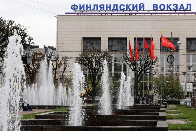 На фоне пожара четыре электрички отправятся с Финляндского вокзала с опозданием