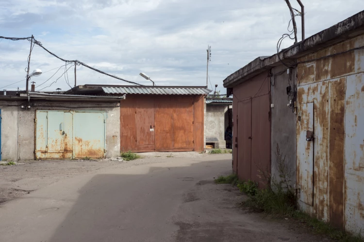 Школьник и пенсионер подрались в гаражах на Пулковском шоссе