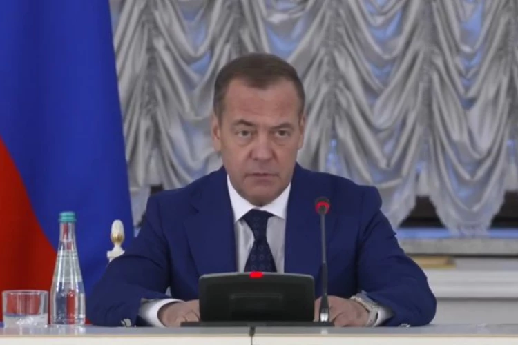 Медведев опубликовал видео с уничтожением портретов лидеров Европы