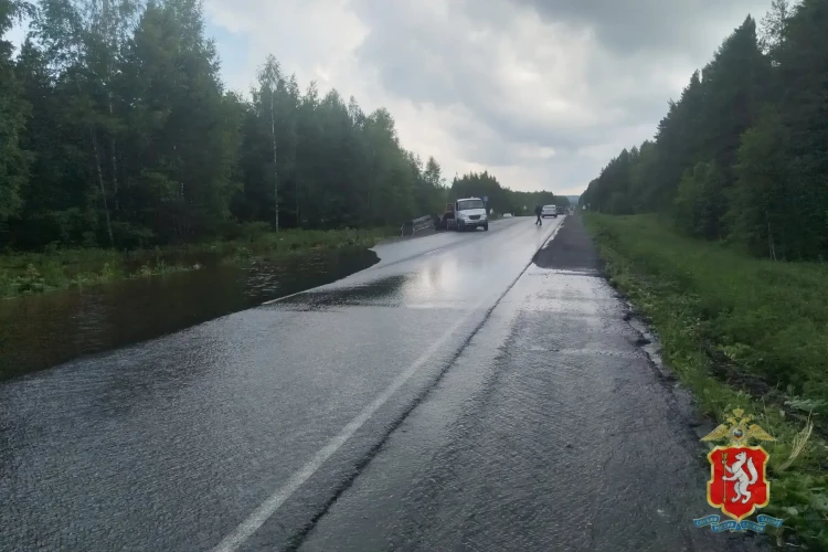 На трассе под Нижним Тагилом ограничили движение из-за угрозы размыва дороги