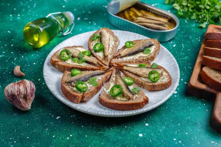 Пять необычных закусок со шпротами, которые удивят гостей