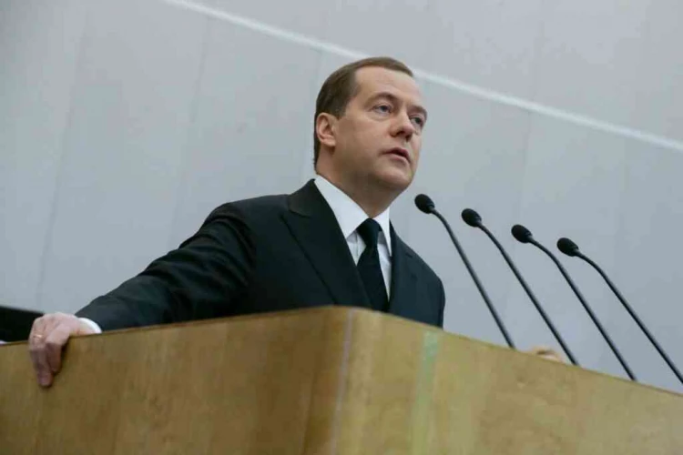 Медведев допустил подачу иска по изъятию резиденции президента Польши