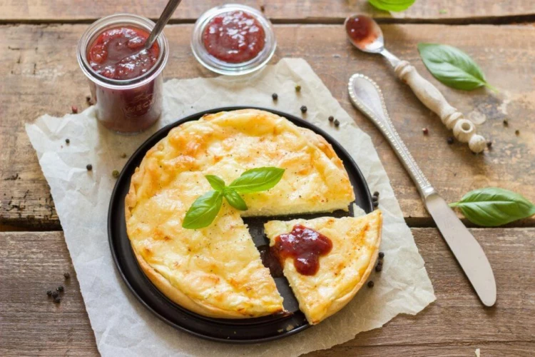 Эта запеканка на вкус почти как чизкейк, но готовится проще