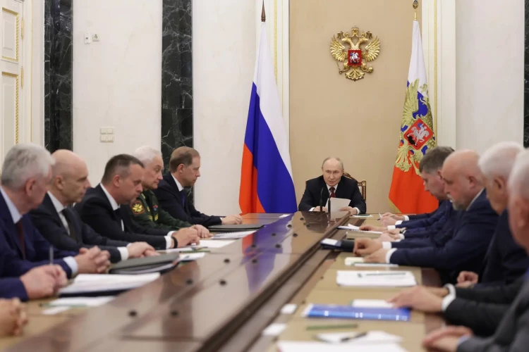 Путин заявил, что крупные НПЗ работают на максимуме