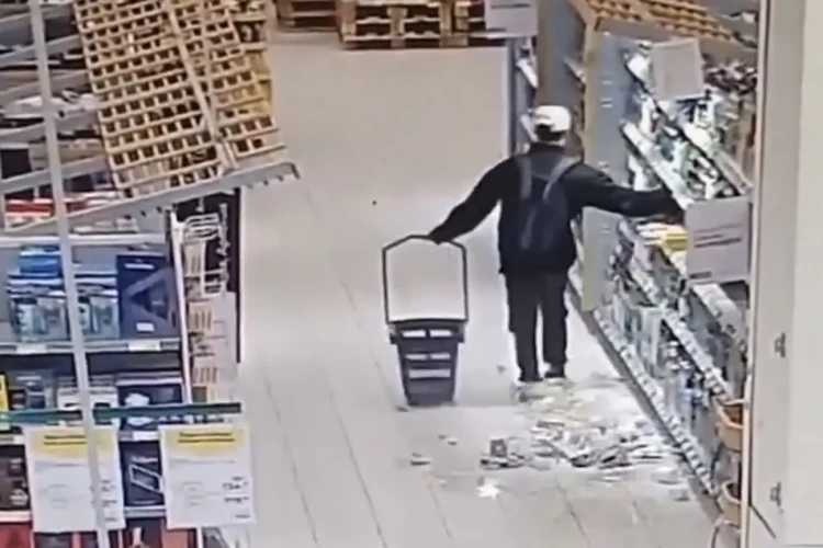 За сутки до «Алых парусов» покупатель в гипермаркете на Выборгском шоссе разбил об пол десятки бутылок с алкоголем