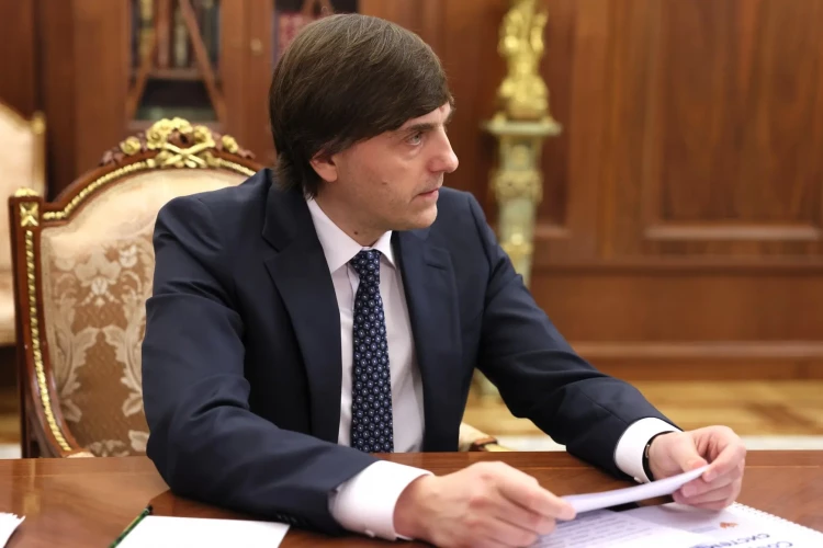 Кравцов обещает к 2027 году поставки в школы учебников по химии, биологии и физике. Какие учебники Минпросвещения уже обновил?
