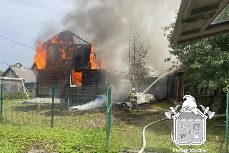 Фото пылающей дачи под Кировском, откуда спасли 48-летнего мужчину