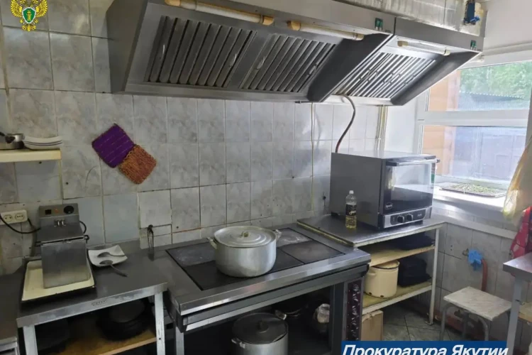 В Якутии 14 человек госпитализировали после отравления в ресторане