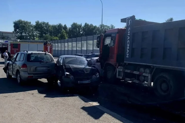 Грузовик протаранил 17 машин на трассе в Нижнем Новгороде
