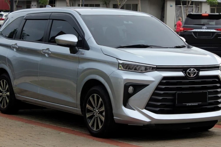 Toyota Veloz снова в России: семиместный авто дешевле конкурентов