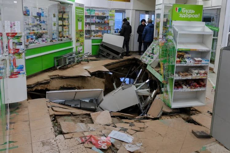 Аптека ушла под пол в жилом доме Петербурга: Следком возбудил уголовное дело