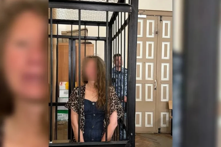 Суд отправил в СИЗО дебоширку, ударившую фельдшера бутылкой по голове на площади Искусств