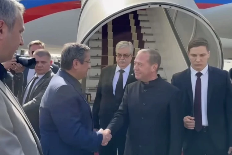 Медведев во френче прилетел в Тегеран на похороны Али Хаменеи