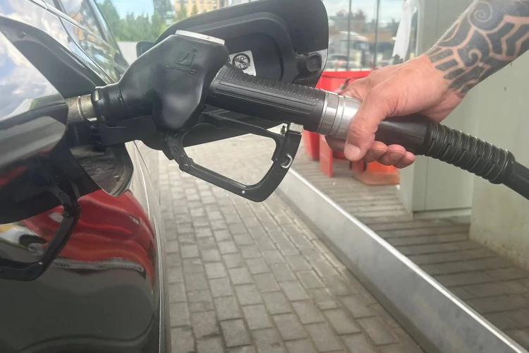На АЗС «Роснефти» в Петербурге в очереди за бензином в драке с ножом и пистолетом сошлись водители