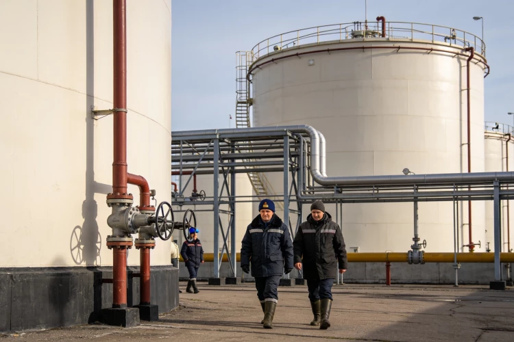 Водителям Петербурга стоит обратить внимание: на бирже изменились цены на бензин