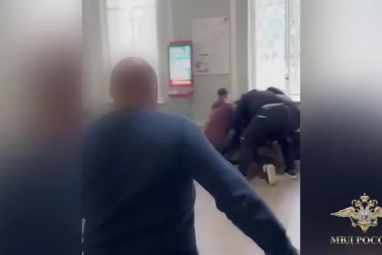 Волк показала кадры задержания на ж/д вокзале в Гатчине подозреваемого в расправе над пропавшей девочкой