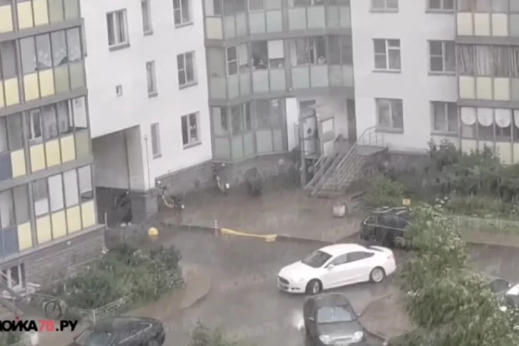В Петербурге мощная гроза: видео