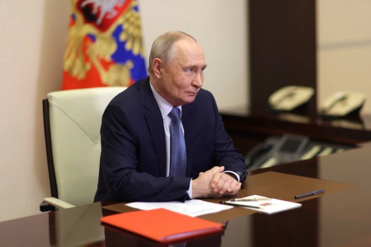 Путин призвал к продолжению обновления морского и речного транспорта