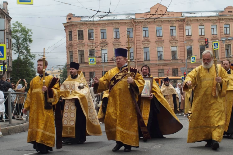 Большой фоторепортаж с крестного хода в честь апостола Матфия на Петроградке