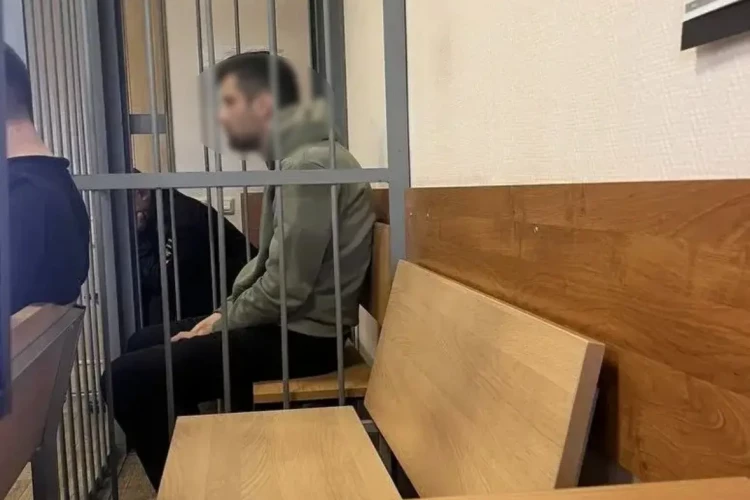 Суд арестовал курьера мошенников, забравшего у пенсионера из Петербурга 800 тысяч рублей