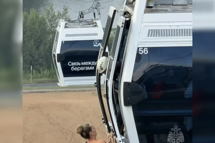 Людей с помощью тросов эвакуируют с канатной дороги через Волгу в Нижнем Новгороде