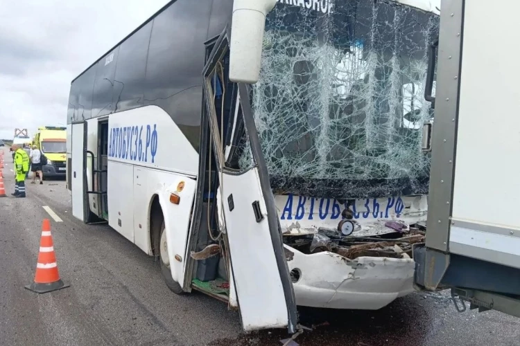 Под Воронежем в ДТП с автобусом пострадали 12 человек