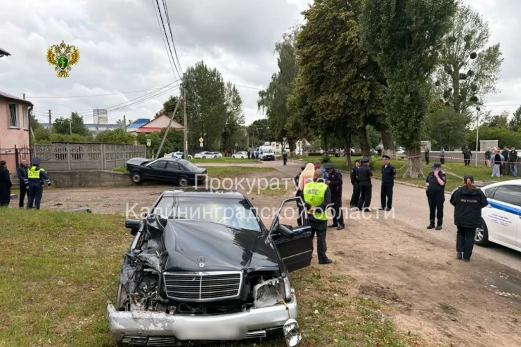 Пьяный водитель сбил мать с детьми на тротуаре в Калининграде, один ребенок погиб