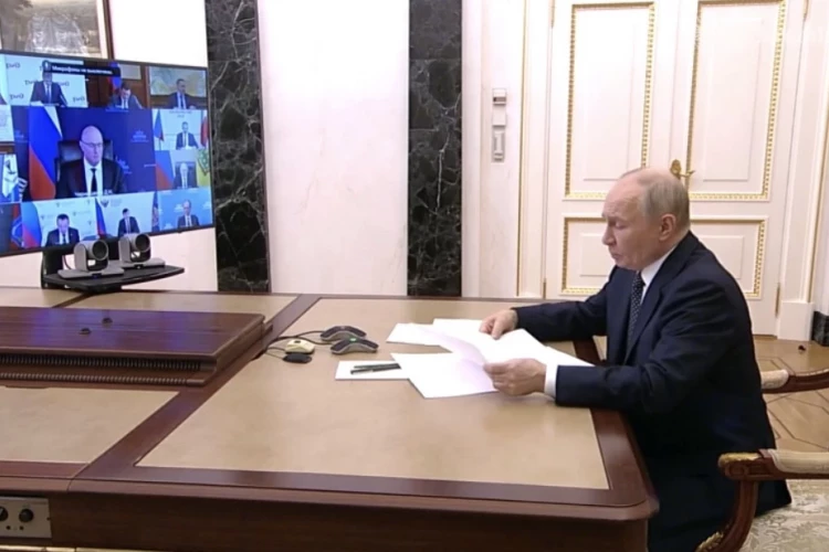 Новак заявил Путину о полном запрете экспорта дизтоплива
