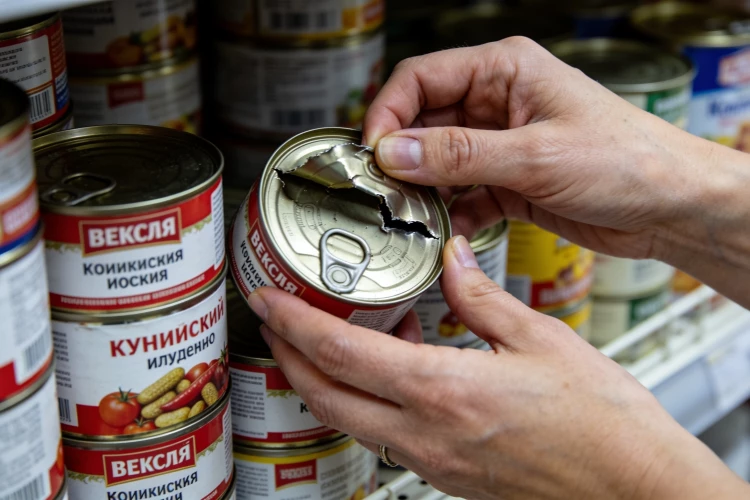 Мятая банка с консервами: можно ли покупать? Роспотребнадзор объяснил, где опасность