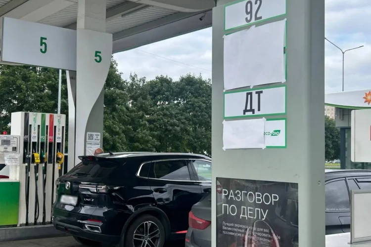 Два пенсионера умерли в очередях на АЗС в Пермском крае и Карелии