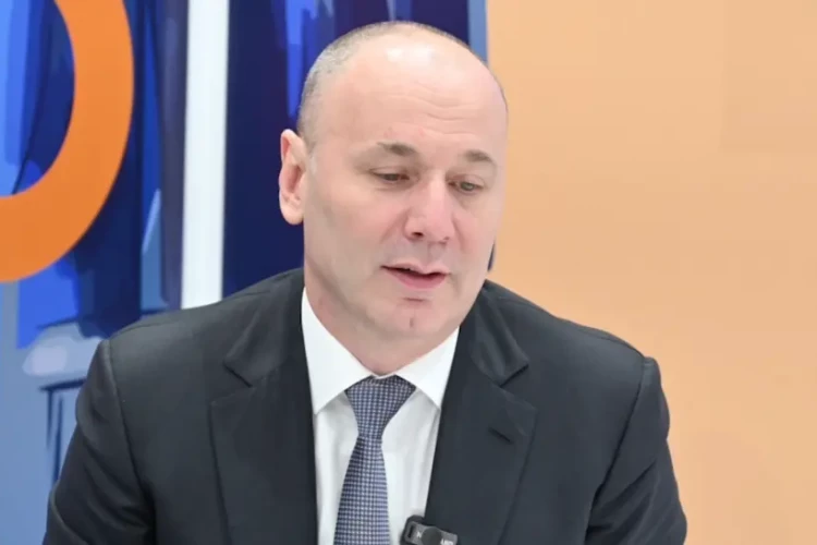 Рособрнадзор намерен добиться запрета продажи микронаушников в РФ из-за списывания ЕГЭ