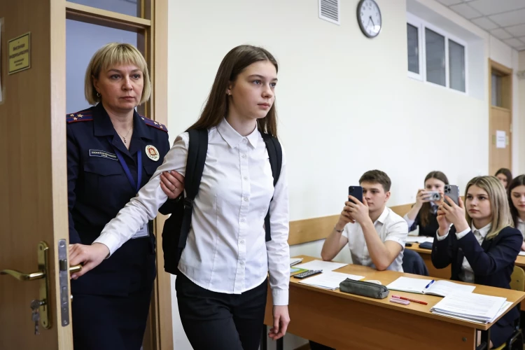 Пытались обмануть систему: пятнадцать выпускников в Петербурге удалили с ЕГЭ за шпаргалки и гаджеты