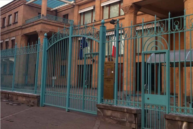 Посольство Франции в Ереване извинилось перед гостями приема за отравление