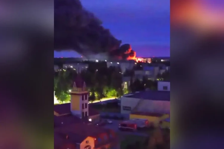 Во Всеволожске на 5900 «квадратах» горит производство полимерных материалов