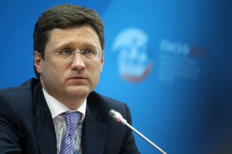 Новак заявил о сокращении очередей на АЗС