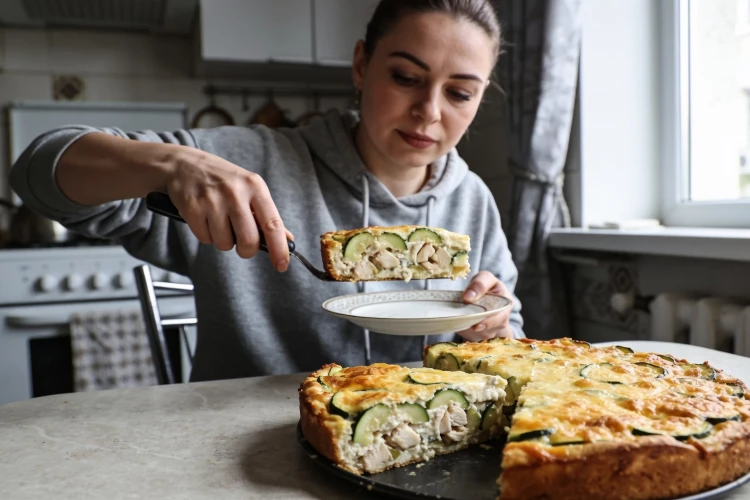 Кабачки, куриное филе и ложка майонеза — сочная запеканка, которую просят готовить снова