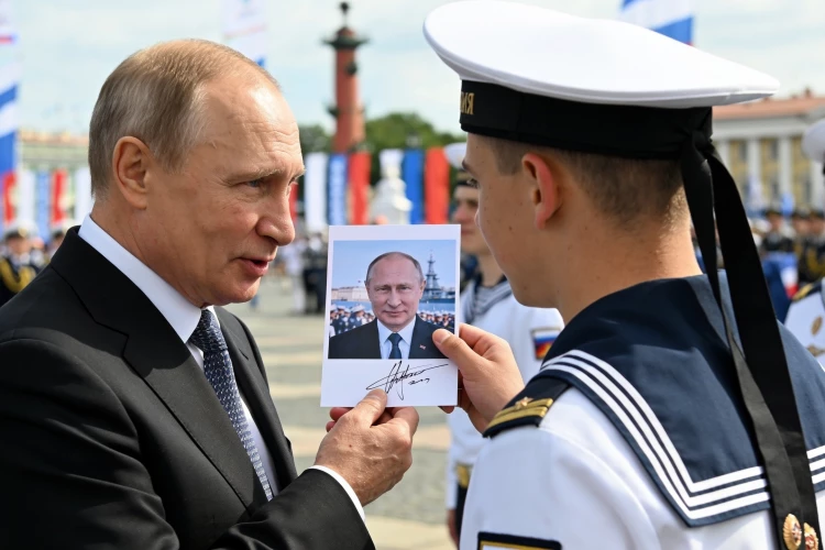 Путин оставил автограф для девочки во время встречи с моряками в Петербурге
