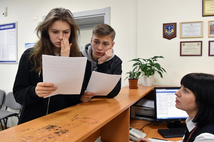 Высокие баллы больше не спасают: почему абитуриентам стало сложнее попасть в престижные вузы