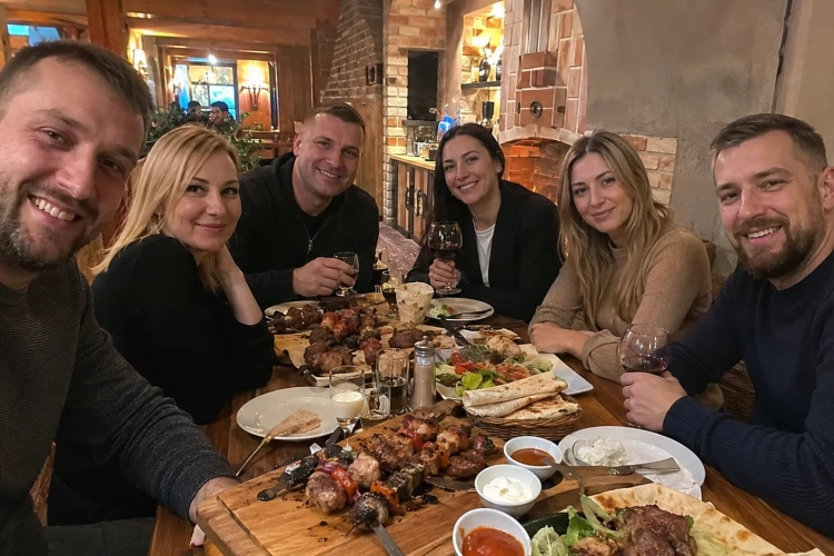 Ах, какой шашлычок! В этих ресторанах Петербурга пахнет мангалом и мясом — бронируем столики