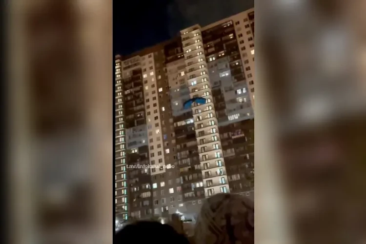 Петербуржец спрыгнул с парашютом с крыши ЖК «Чистое небо» в День ВДВ