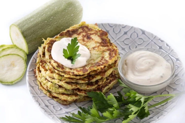 Кабачковые оладьи с курицей: сочные даже после остывания