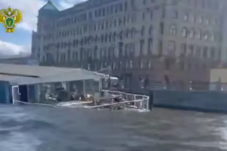 На набережной Макарова частично ушел под воду плавучий ресторан «Акварель Холл»