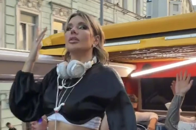 DJ Катя Гусева сыграла сет на крыше двухэтажного автобуса в Москве