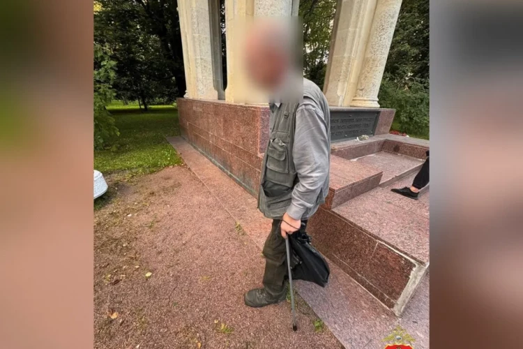 Пенсионер выбрасывал оружие и боеприпасы в пруд парка Победы