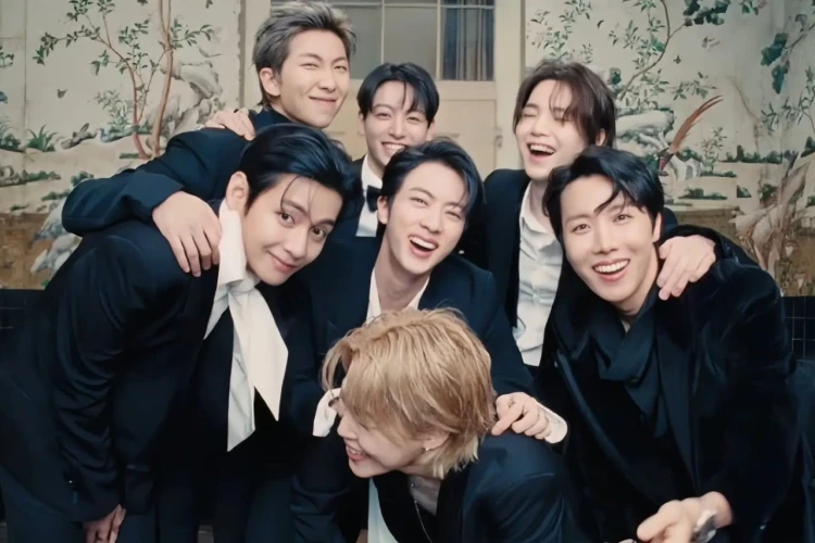 Песня BTS «NORMAL» вошла в топ-40 радиочарта Billboard Pop Radio Airplay спустя 5 месяцев после релиза